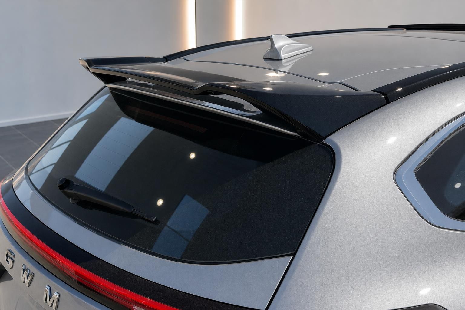 GWM SUV Heckscheibe mit Dachspoiler und Heckleuchte im Detail