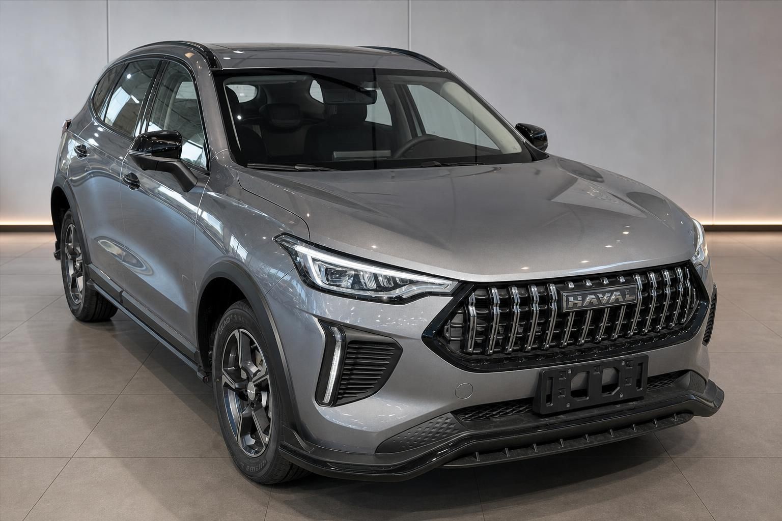 Haval SUV in Grau, Front- und Seitenansicht