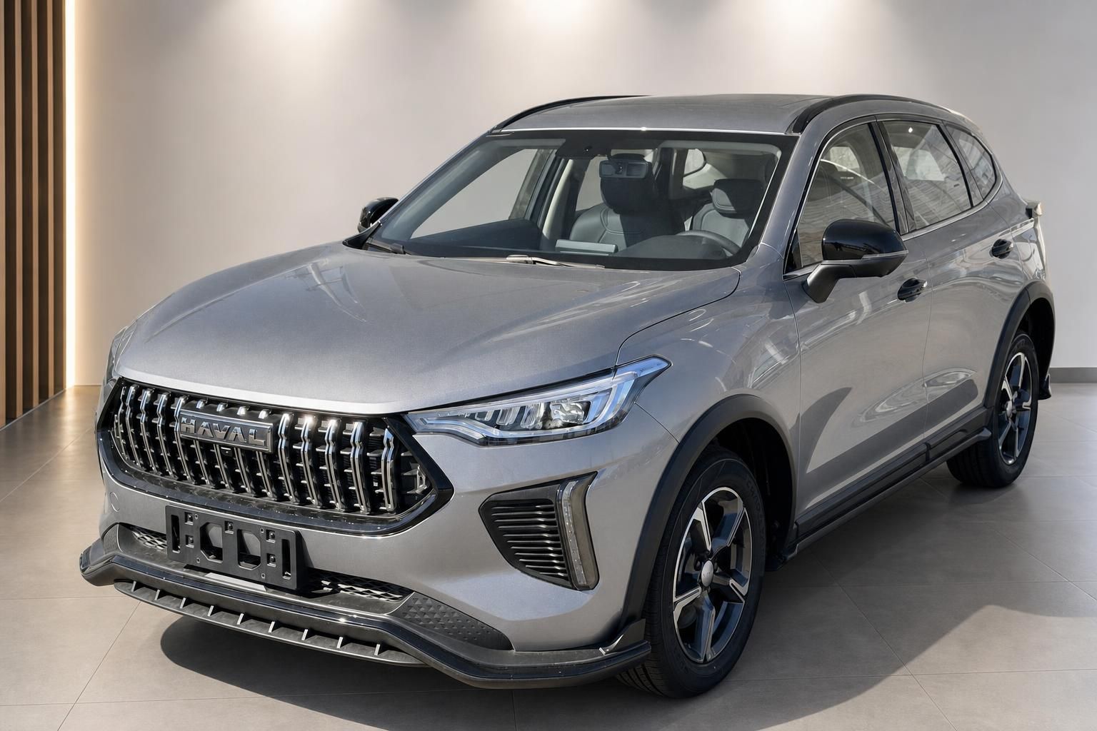 Haval SUV in Silber, Frontansicht im Autohaus