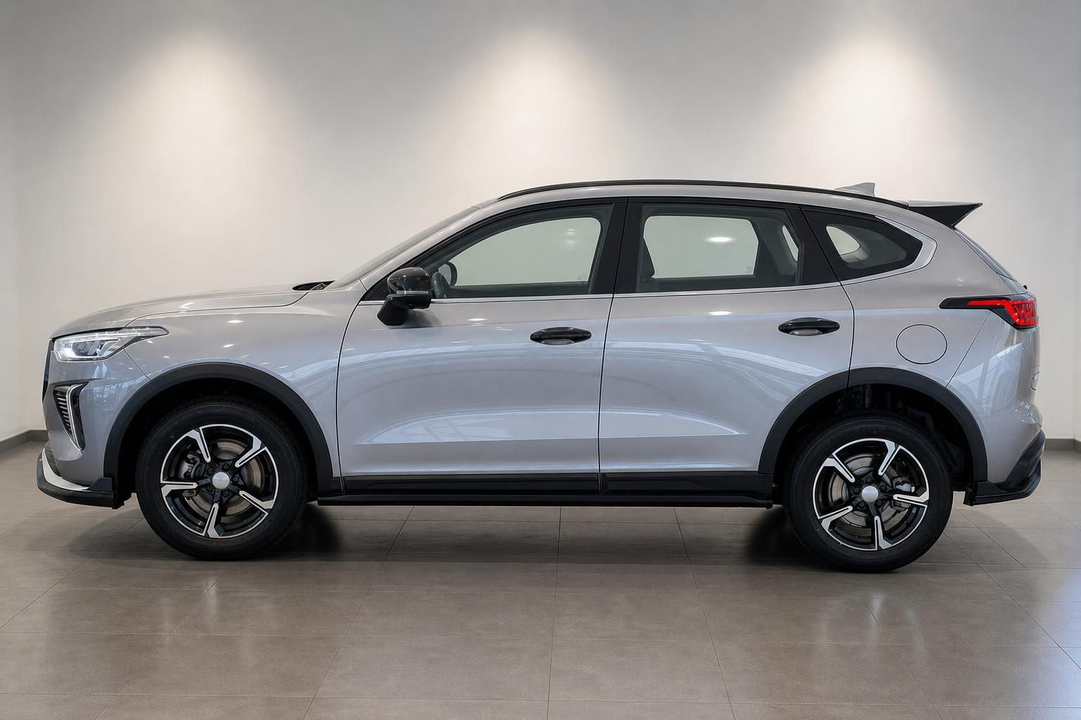 Haval SUV in Silber, Seitenansicht im Showroom