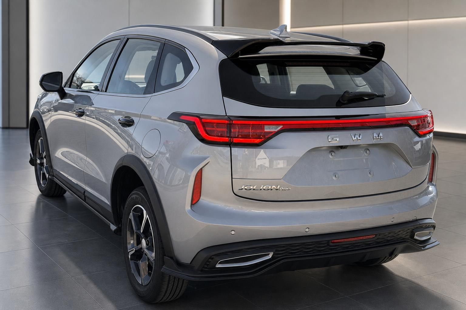 GWM Jolion Pro in Silber, Heck-Seitenansicht Showroom