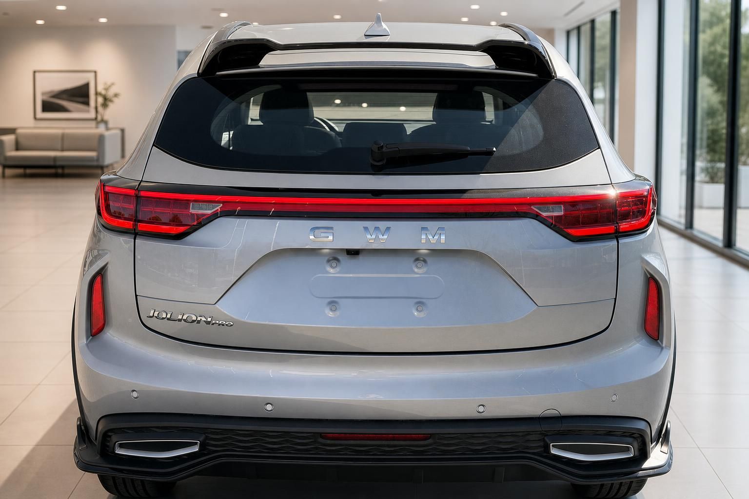 GWM Jolion Pro in Silber, Heckansicht im Autohaus