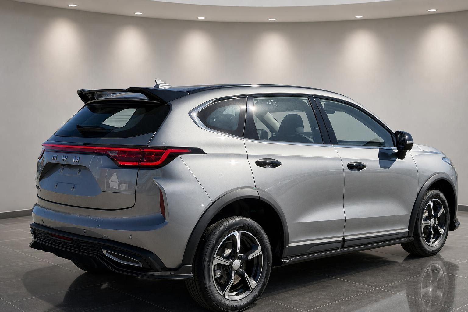 GWM SUV in Silber, Heck-Seitenansicht im Showroom