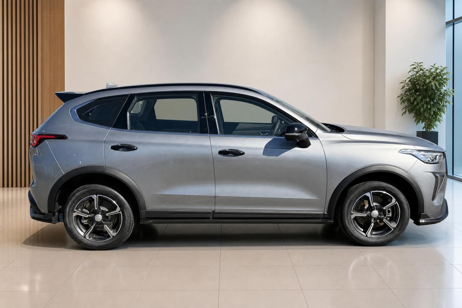 GWM SUV in Grau, Seitenansicht in der Ausstellung
