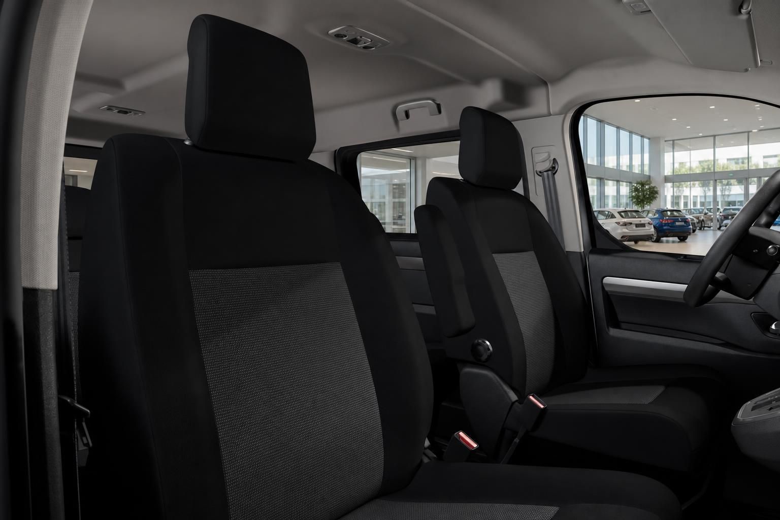 Peugeot Traveller Innenraum – schwarze Stoffsitze Vorderreihe und Passagierreihe