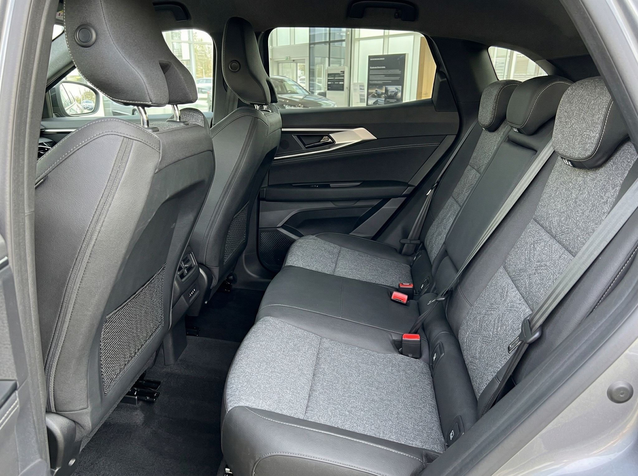 Fahrzeug Rücksitzbank mit grauer Polsterung und Mittelarmlehne