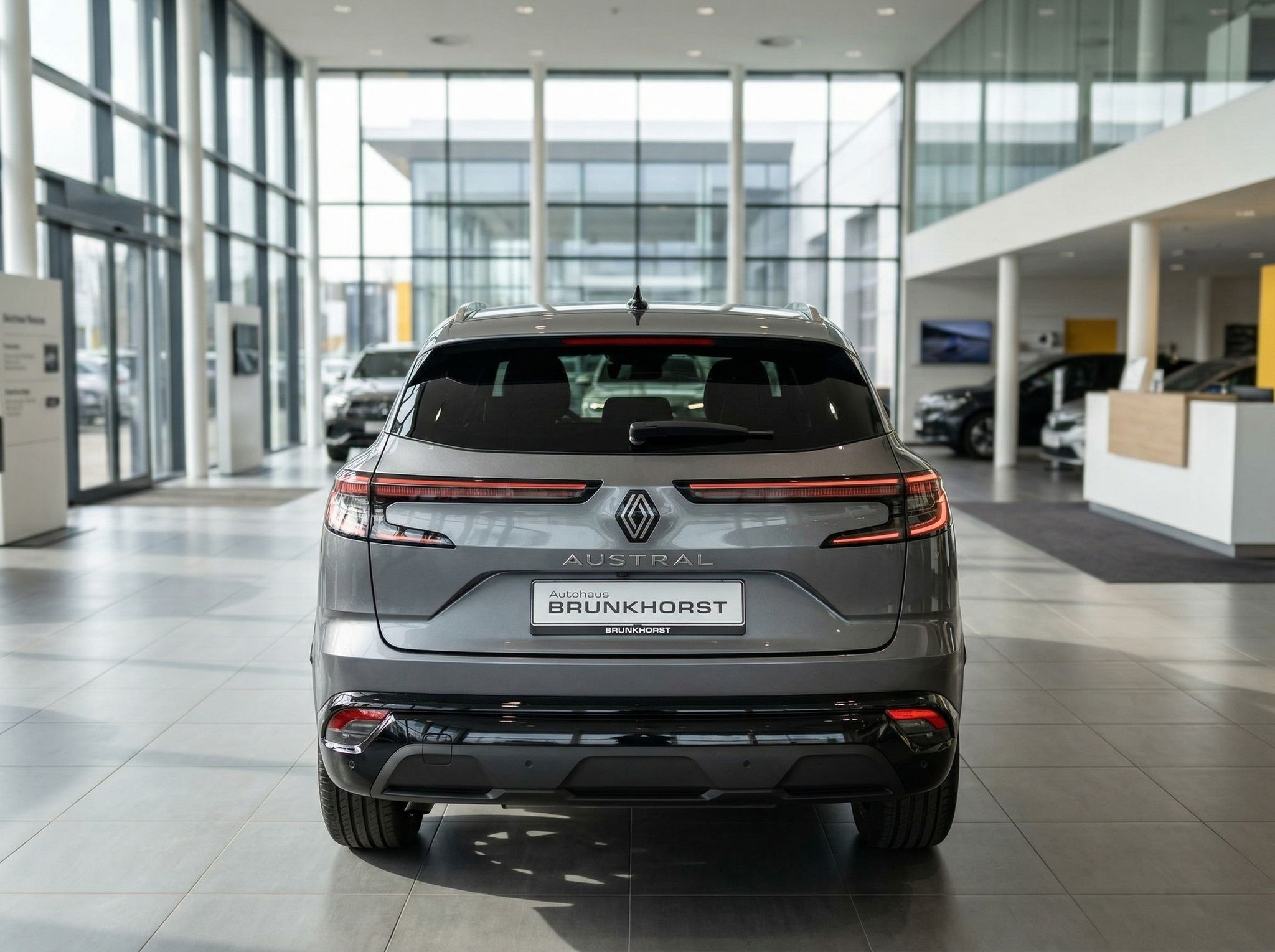 Renault Austral Heckansicht in grau im Autohaus Showroom mit Kennzeichen
