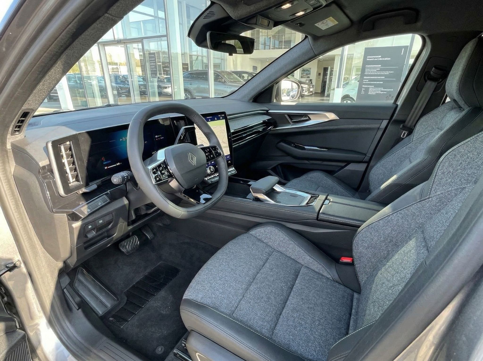 Renault Austral Innenraum mit modernem Cockpit, Touchscreen und dunklen Stoffsitzen