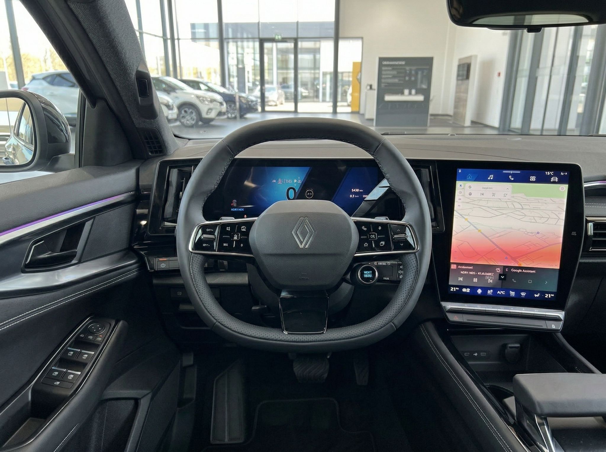 Renault Armaturenbrett mit Lenkrad und digitalem Navigationssystem