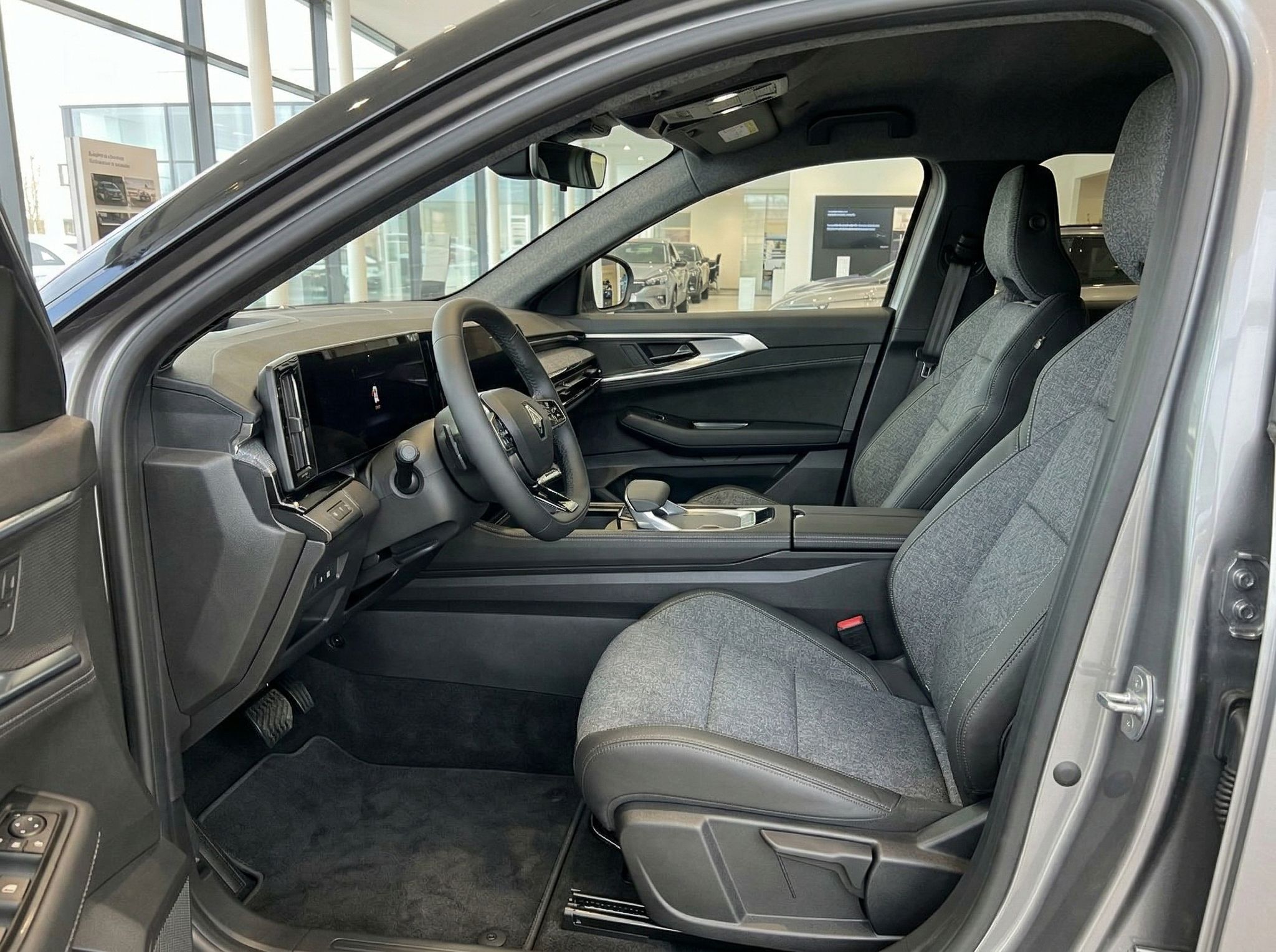 Fahrzeug Innenraum Vordersitze mit grauer Stoffausstattung