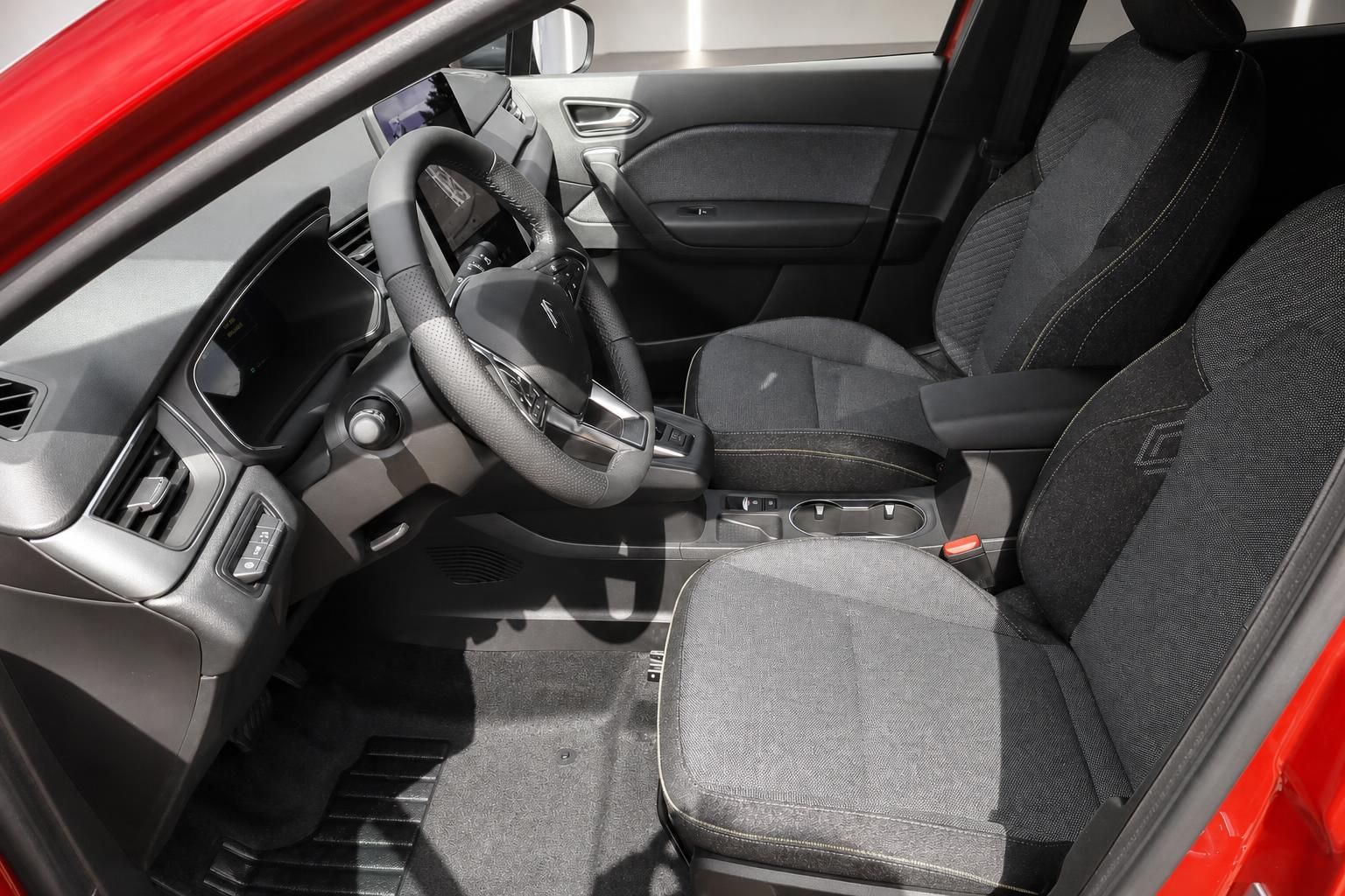 Renault Captur Innenraum – Fahrersitz, Lenkrad und Mittelkonsole in schwarzem Stoff