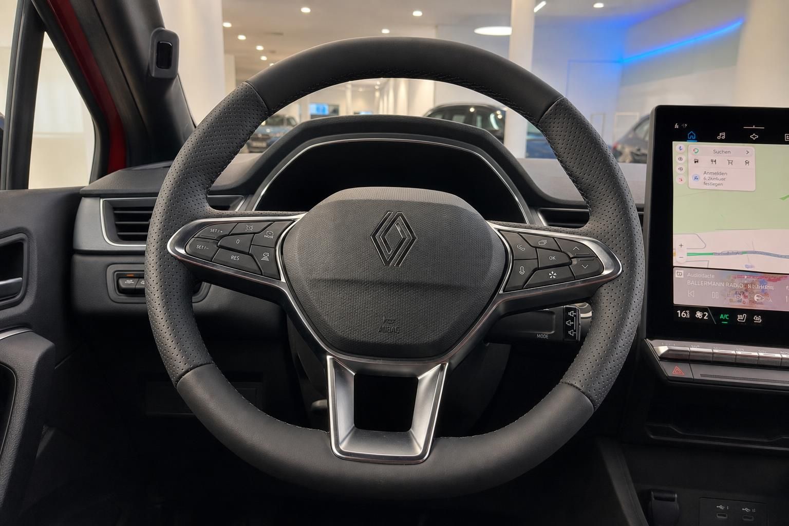 Renault Innenraum – Lederlenkrad mit Multifunktionstasten und Infotainment-Display