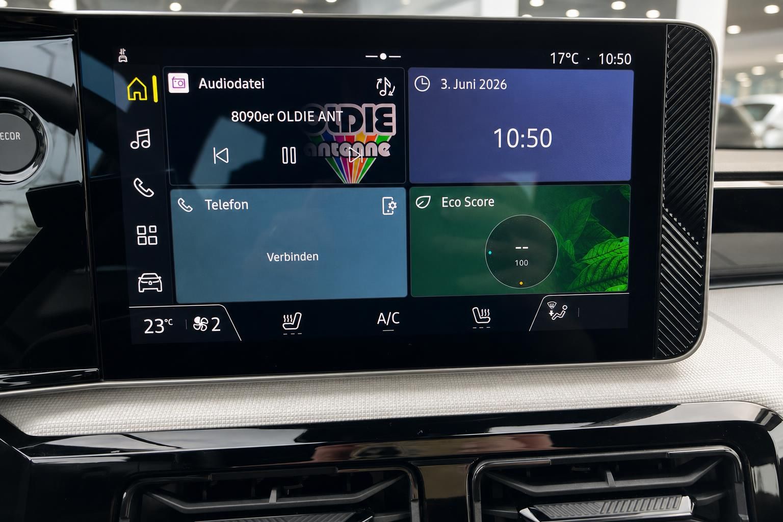 Infotainment-Display mit Touchscreen und verschiedenen Fahrzeugfunktionen im Auto