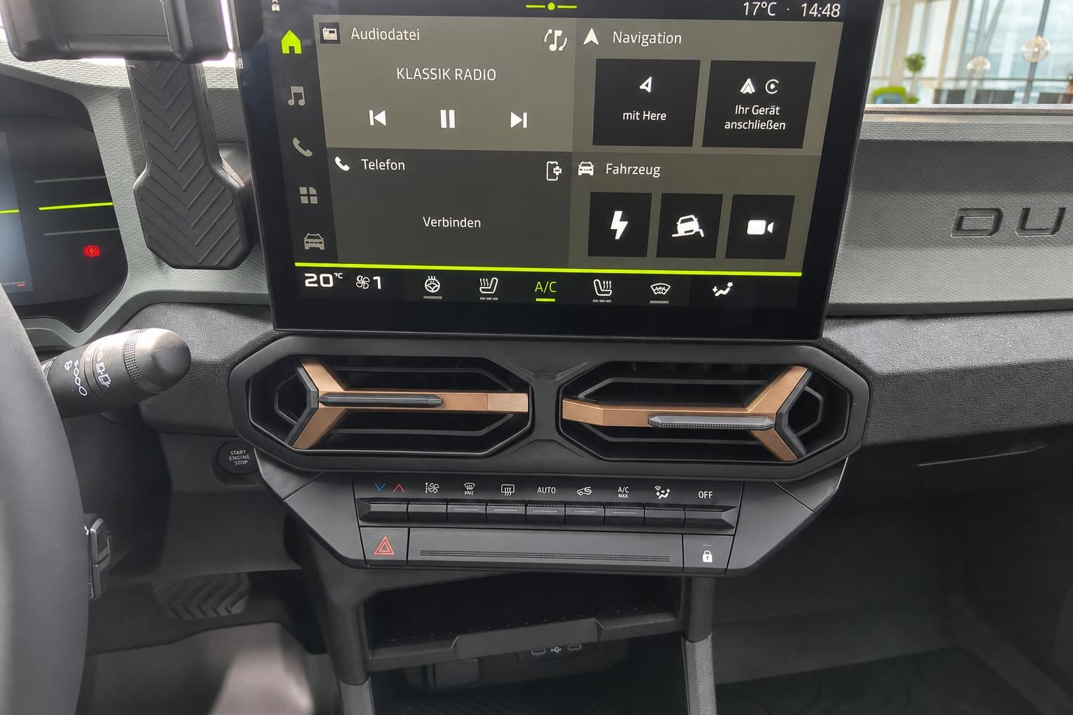 Infotainment-Display mit Navigationssystem und Klimaautomatik-Bedienfeld im Fahrzeug