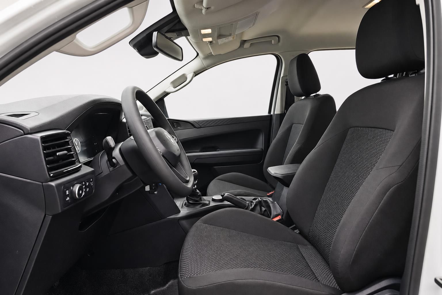Innenraum VW Pick-up mit schwarzen Stoffsitzen und Cockpit