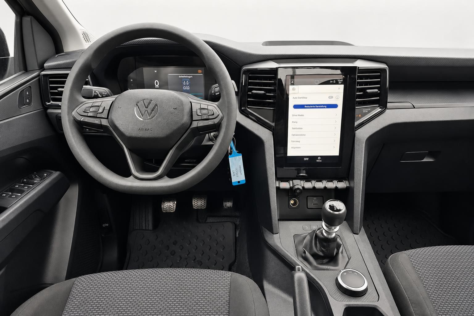 VW Cockpit mit Lenkrad, Touchscreen und Schaltknauf im Detail