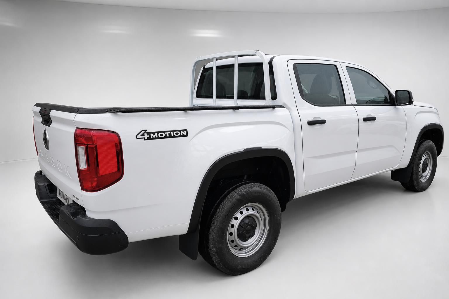 VW Amarok weiß Heck-Seitenansicht Pickup mit Ladeflächenabdeckung