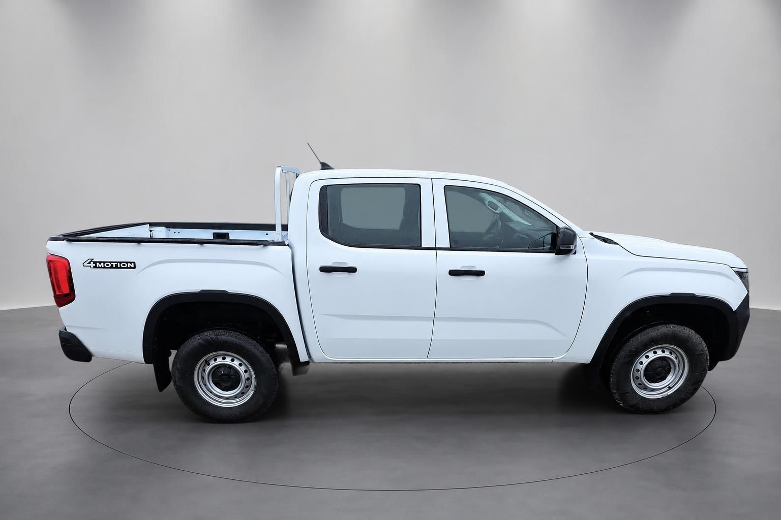 VW Amarok weiß Seitenansicht Pickup auf Drehteller im Studio