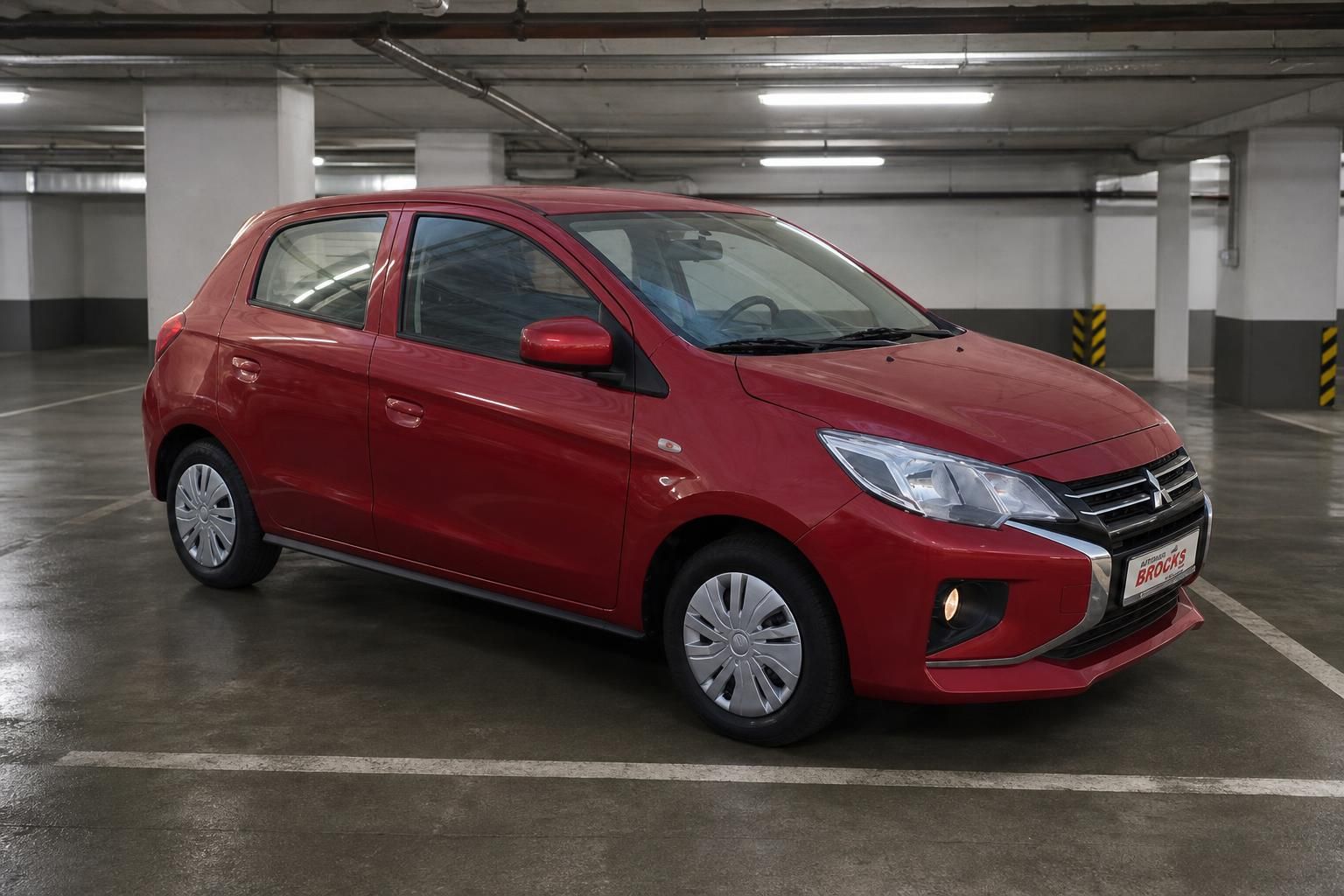 Mitsubishi Space Star rot Seitenansicht schräg vorne rechts Parkhaus
