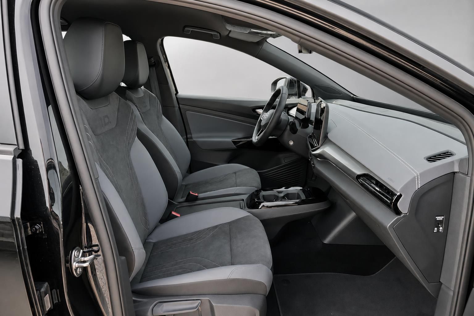 Innenraum VW ID.4 mit grauen Sportsitzen und Cockpit-Ansicht