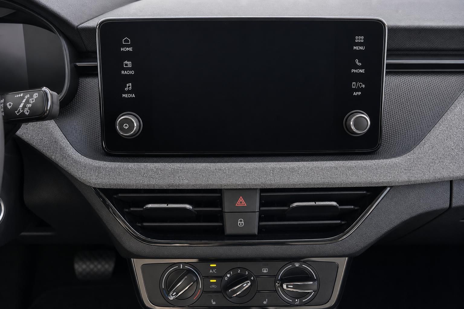 Infotainment-Display und Klimabedienung im Fahrzeug-Cockpit