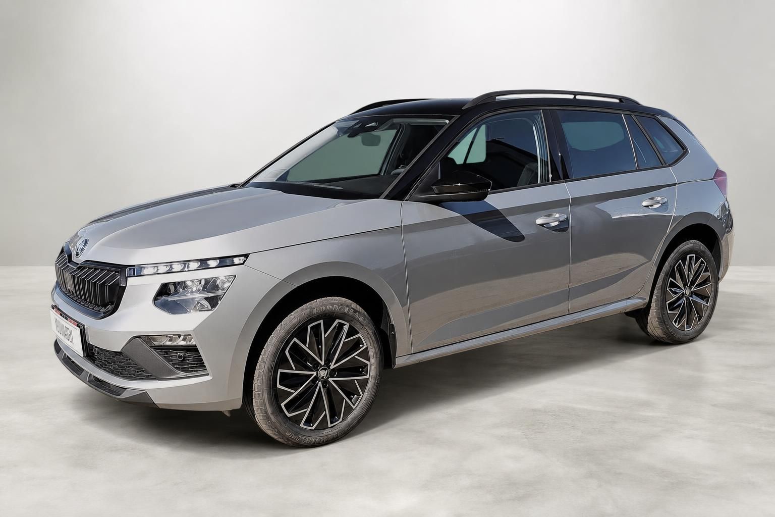Skoda Kamiq SUV in Silber, Frontansicht seitlich im Studio