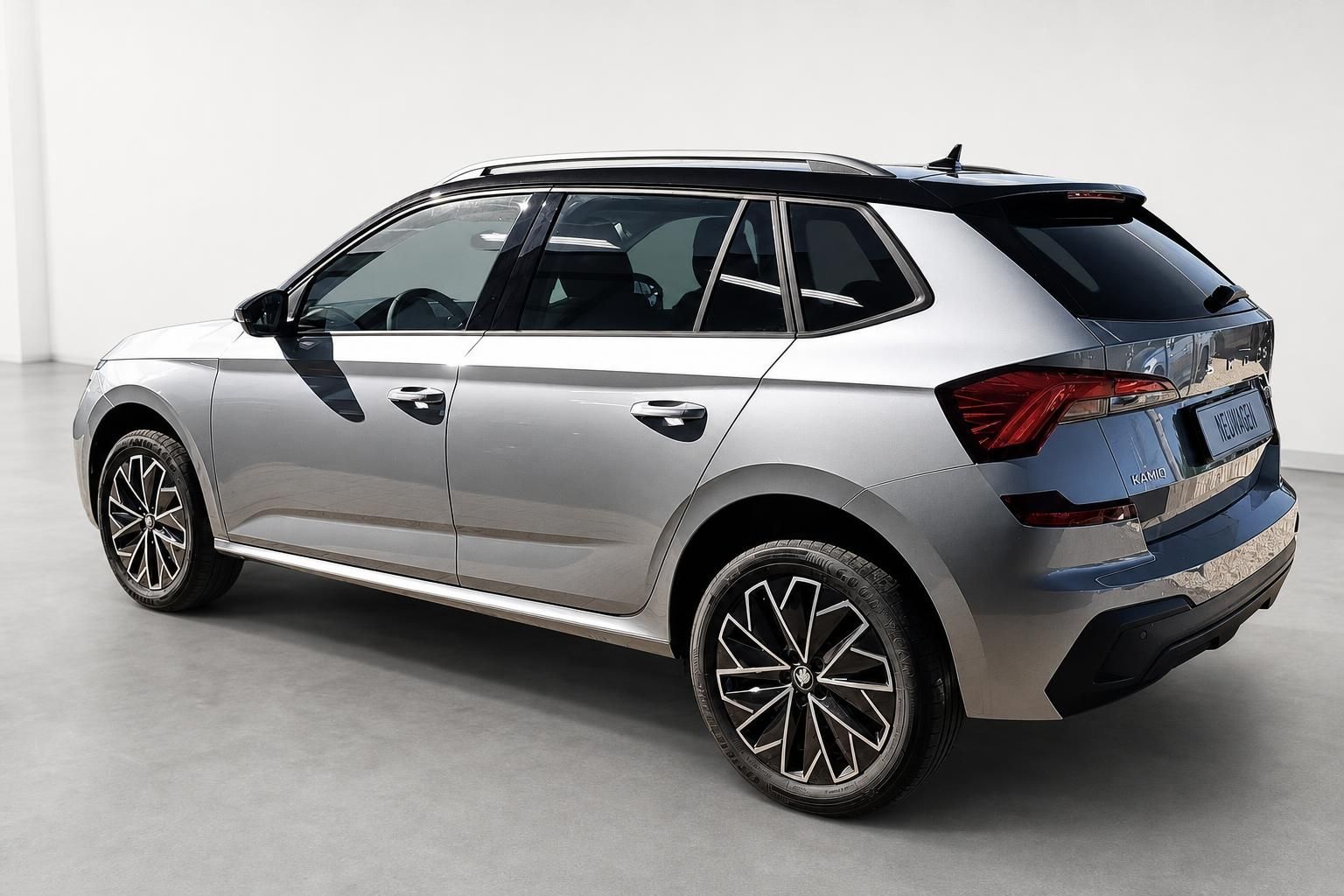 Skoda Kamiq SUV Silber, Heckansicht schraeg im Studio