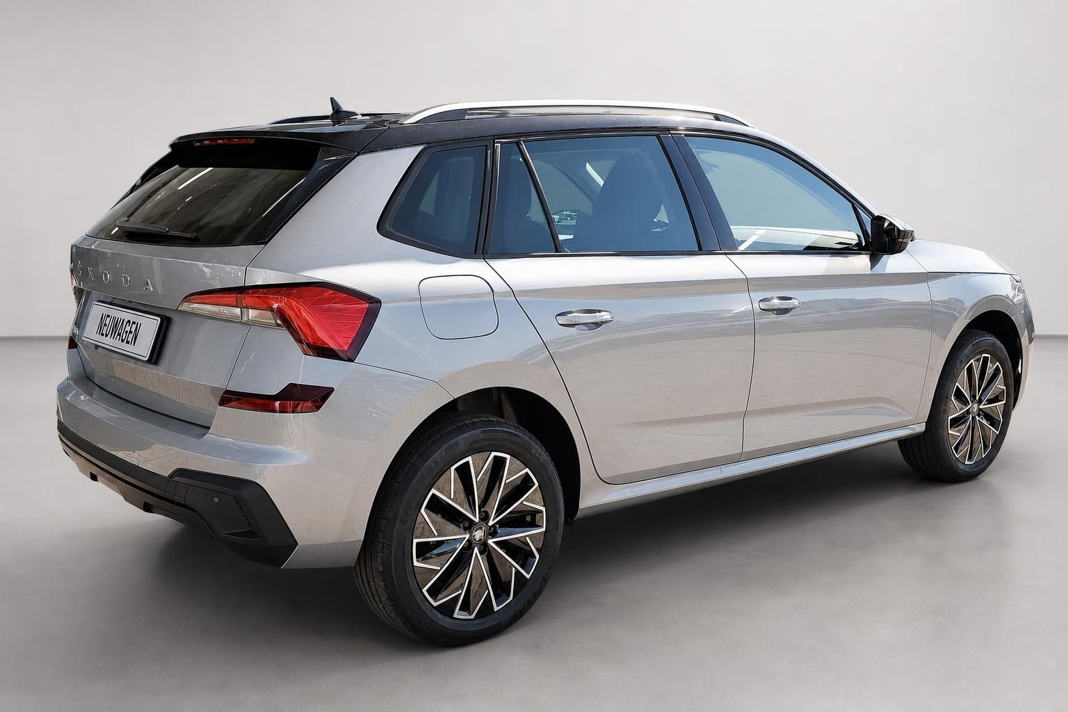 Skoda Kamiq in Silber, Heckansicht seitlich im Studio