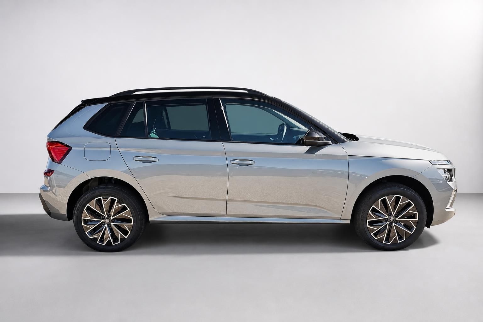 Skoda Kamiq Seitenansicht in Silber-Metallic mit Kontrastdach