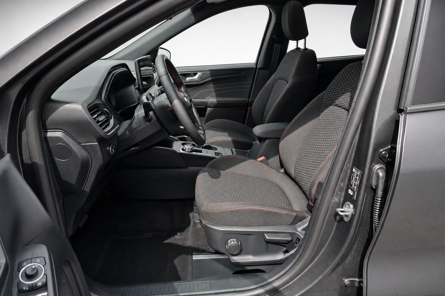 Ford Kuga Vordersitze und Armaturenbrett im Detail