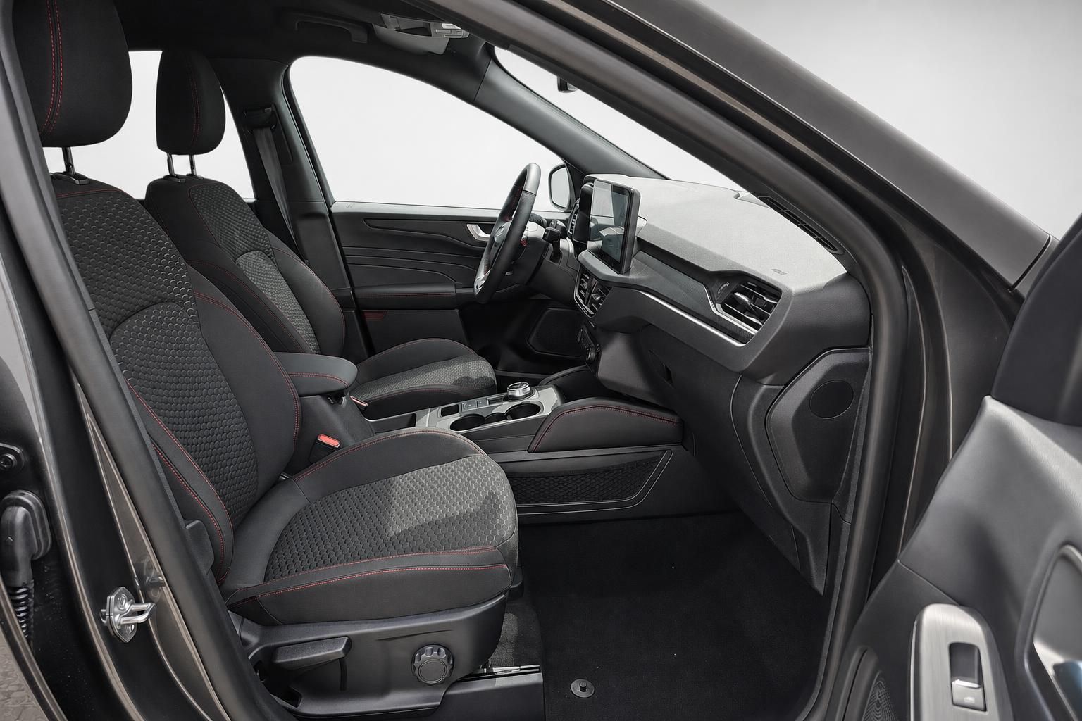 Ford Kuga Innenraum mit Sportsitzen und Cockpit, Fahrerseite
