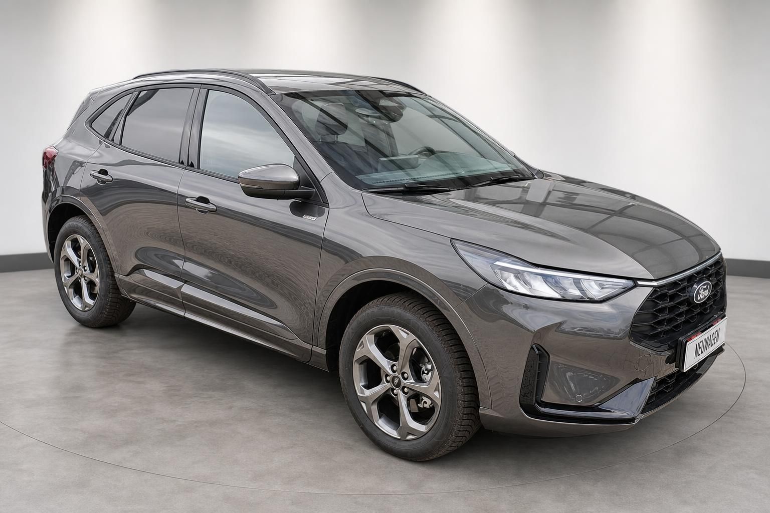 Ford Kuga in Braun, Frontansicht schräg im Studio