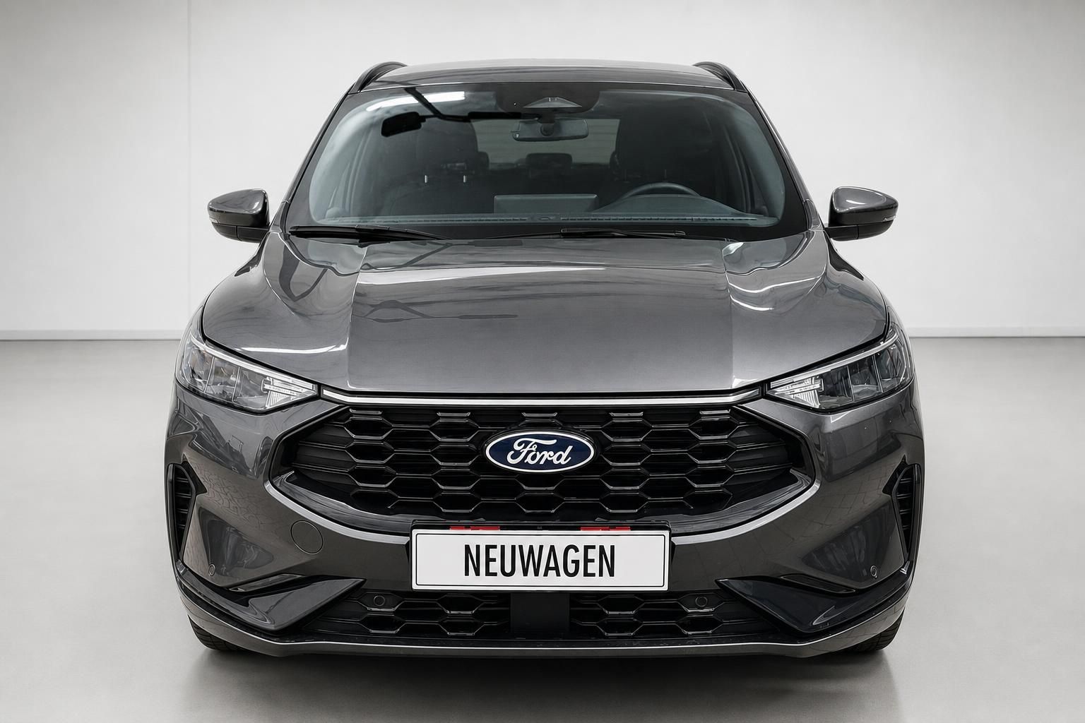 Ford Kuga in Grau, Frontansicht im Studio