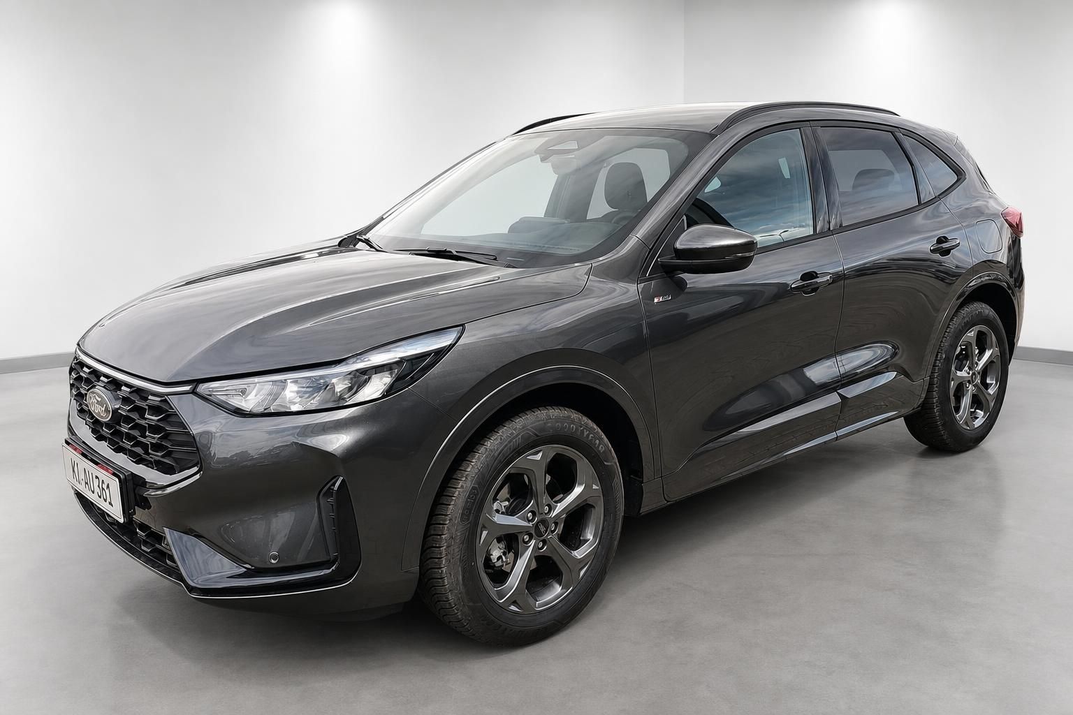 Ford Kuga in Braun, Frontansicht schräg im Studio