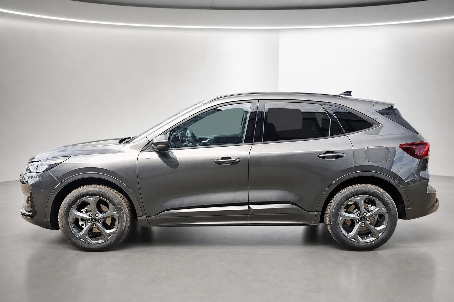 Ford Kuga in Grau, Seitenansicht im Studio