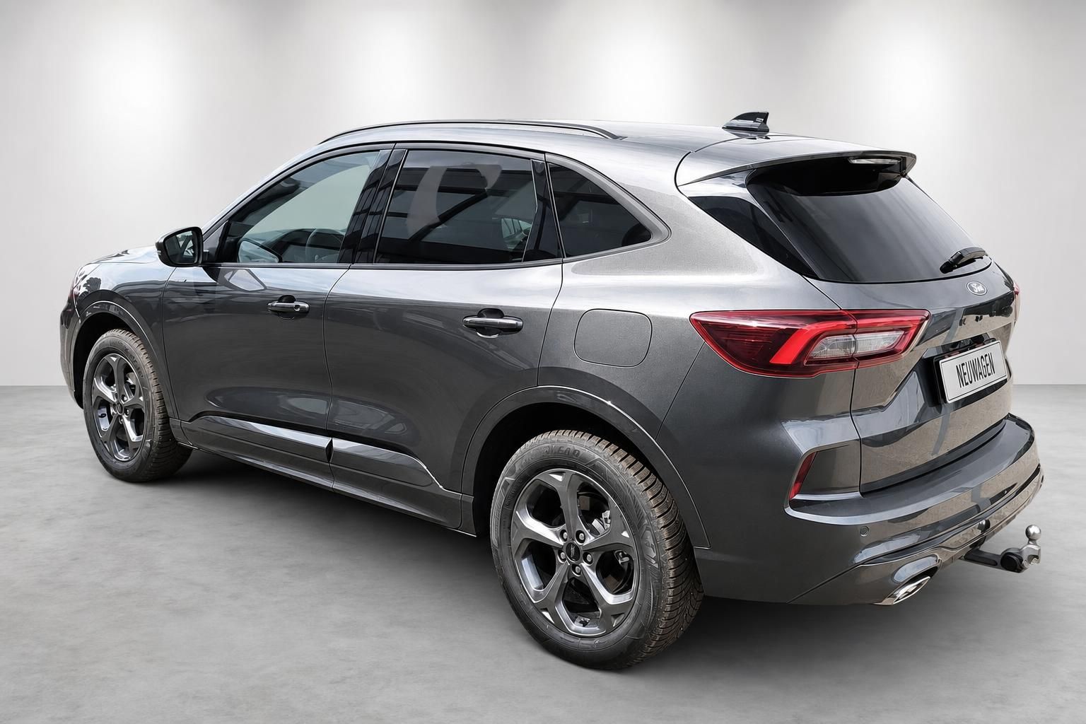 Ford Kuga in Grau, Heckansicht schräg im Studio