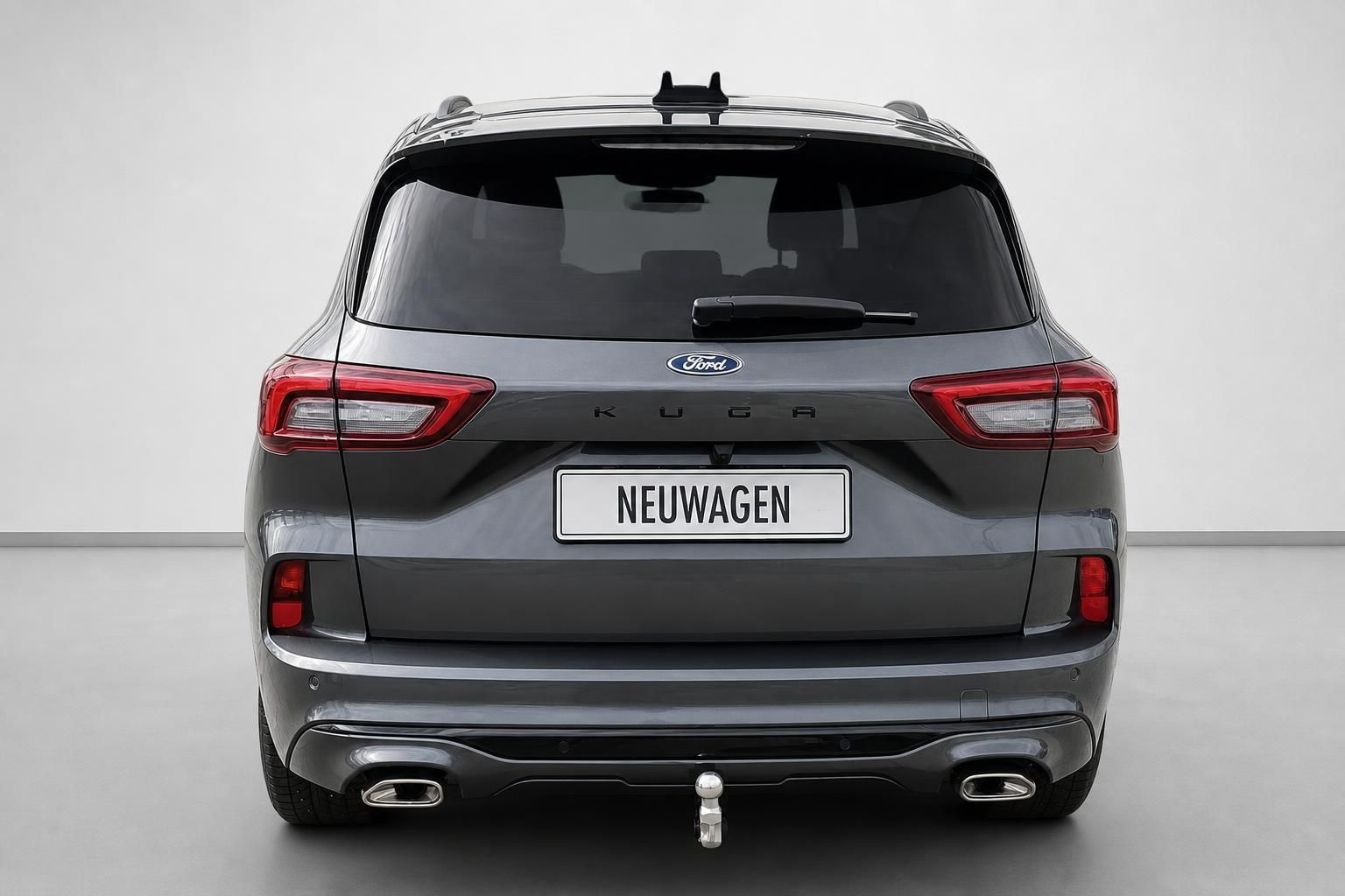 Ford Kuga in Grau, Heckansicht mit Anhängerkupplung im Studio