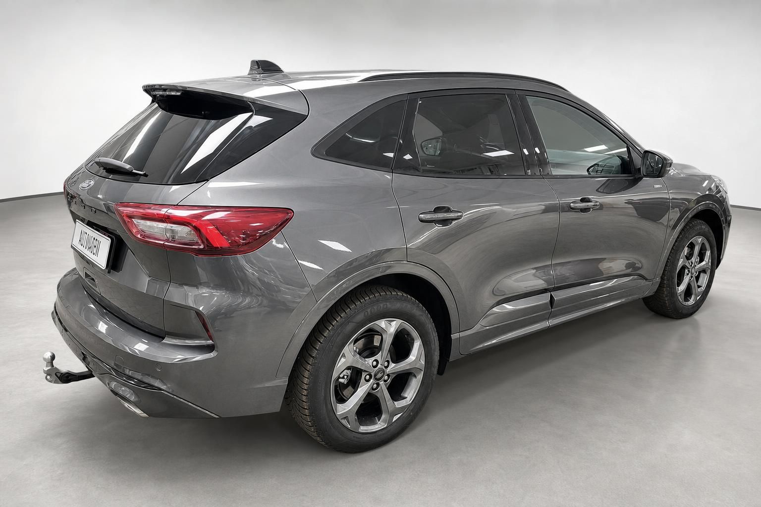 Ford Kuga grau, Heck-Seitenansicht mit Anhängerkupplung im Studio