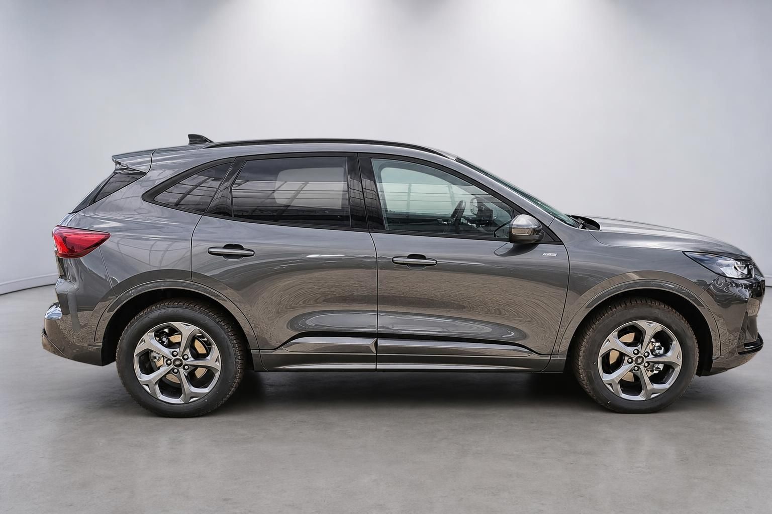 Ford Kuga Seitenansicht in Braun-Metallic mit Leichtmetallfelgen