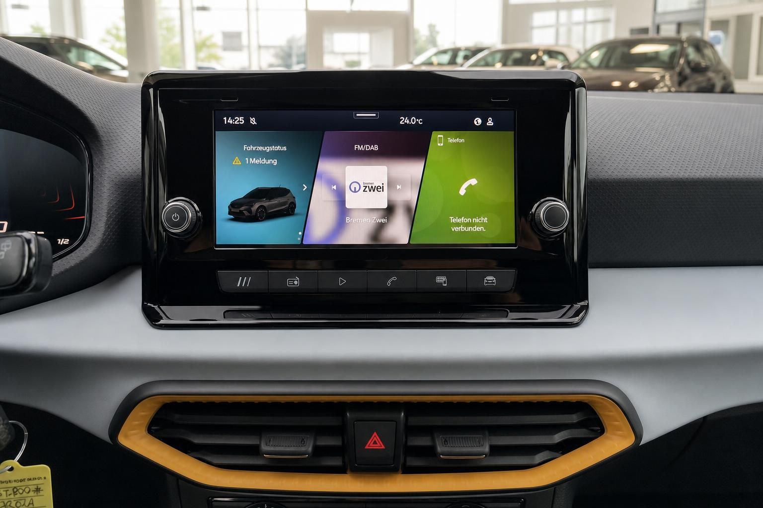 SEAT Arona Infotainment Bildschirm mit Fahrzeugstatus und Radio