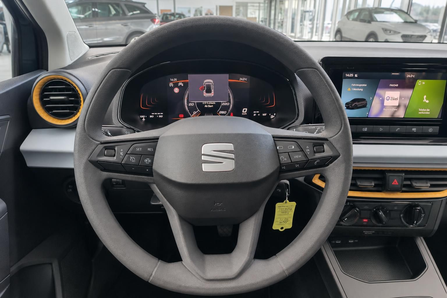 Lenkrad und Cockpit mit Multifunktionstasten und Infotainment-Display