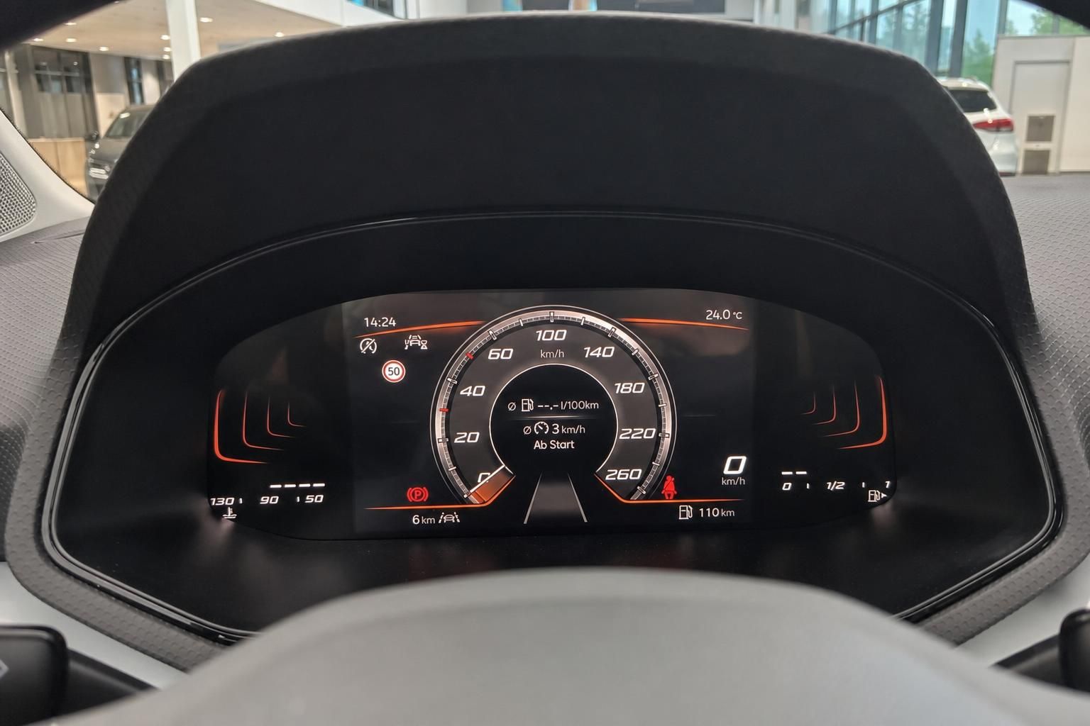 Digitales Kombiinstrument mit Tachoanzeige im Fahrzeugcockpit