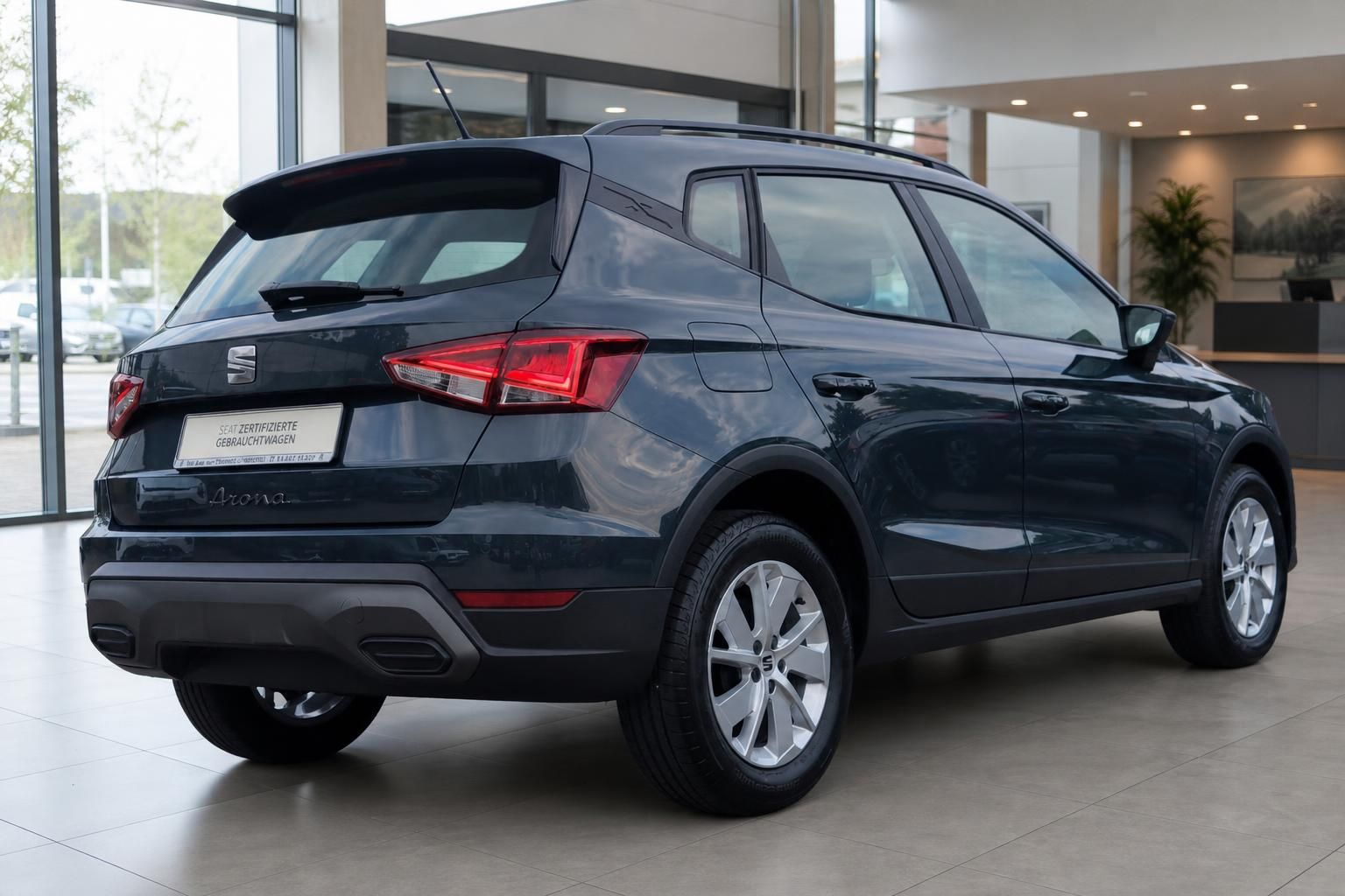 SEAT Arona in Dunkelblau, Heckansicht schräg im Autohaus