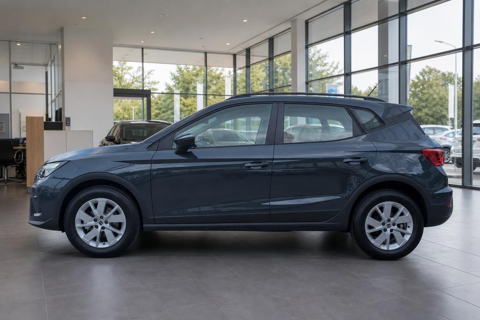 SEAT Arona Seitenansicht in Dunkelblau im Autohaus