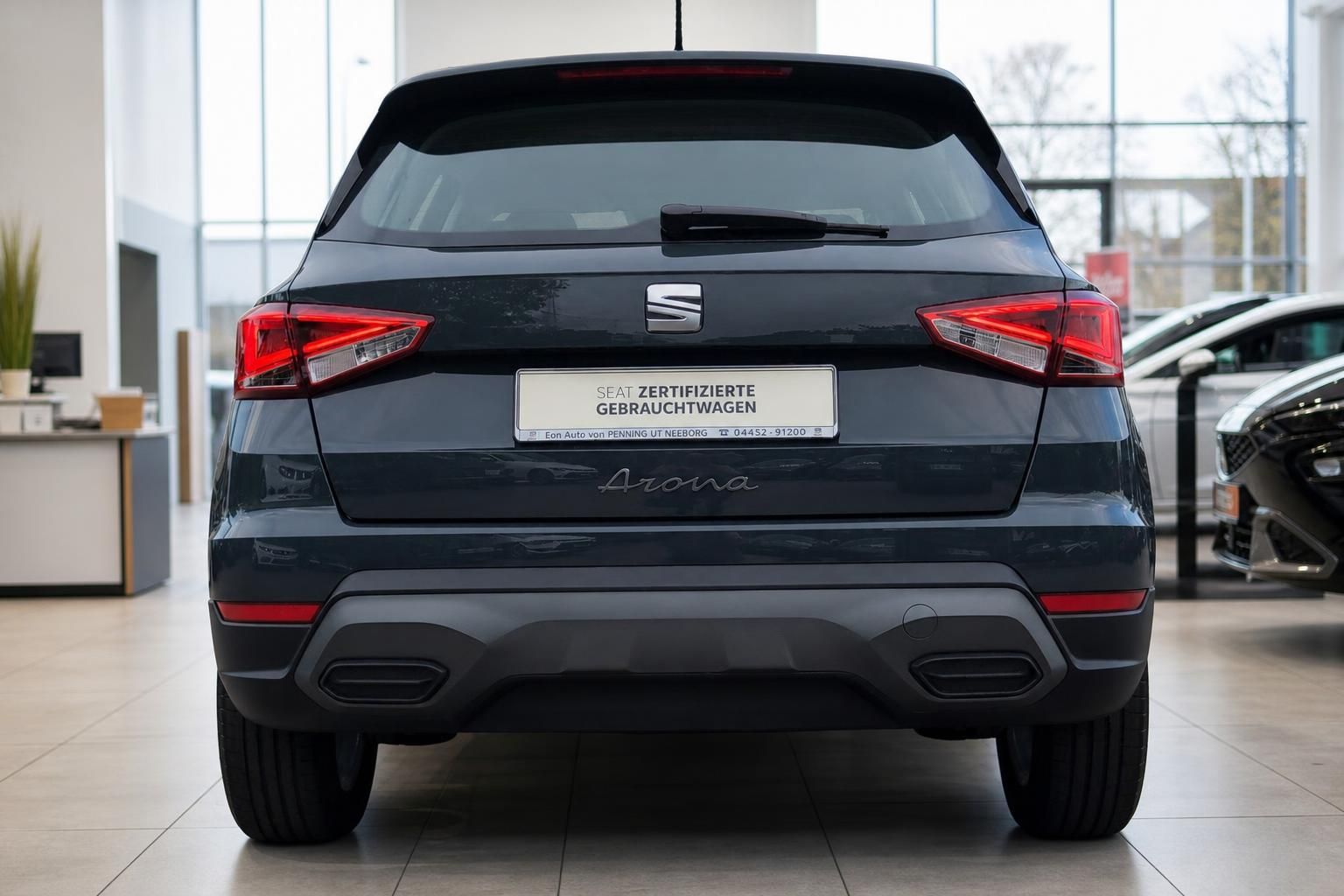 SEAT Arona Heckansicht in Dunkelblau, direkter Blick