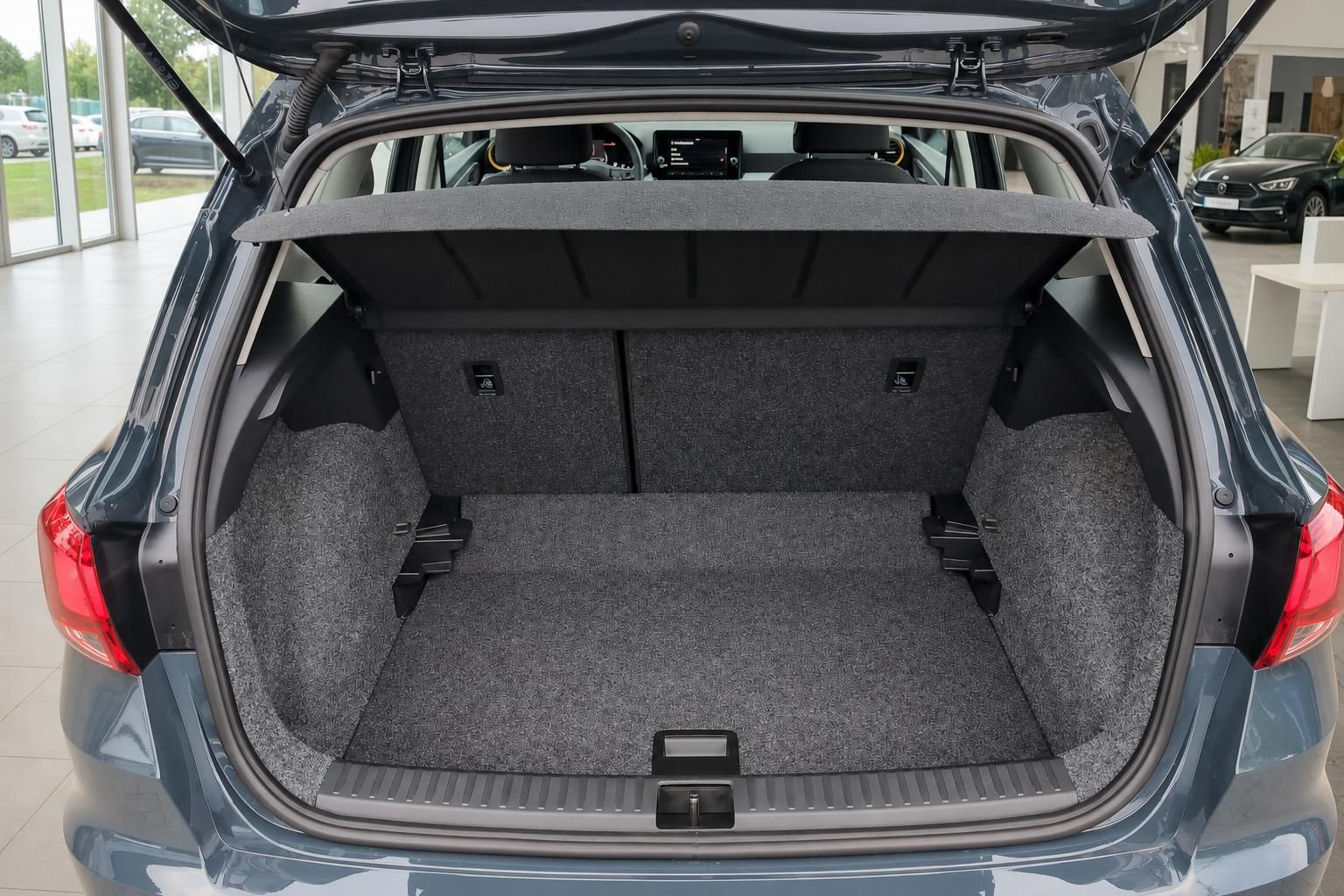 SEAT Arona Kofferraum mit geöffneter Heckklappe, Innenraum
