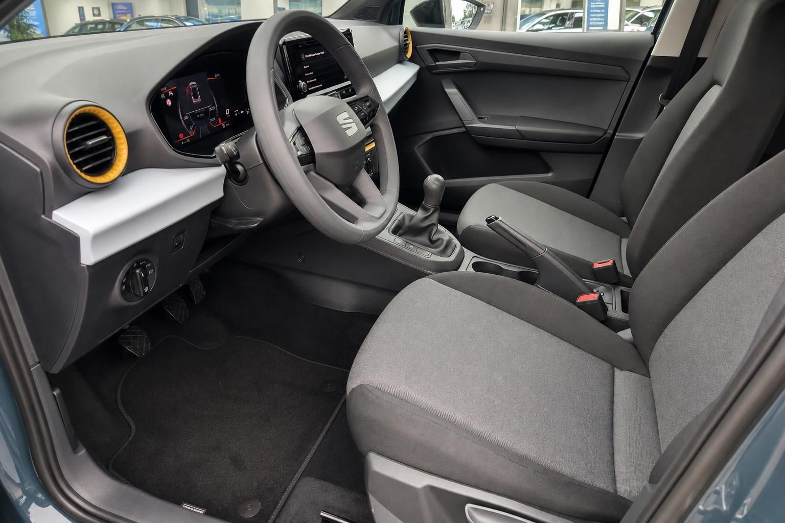 SEAT Arona Innenraum Vordersitze Lenkrad und Schaltung Detail