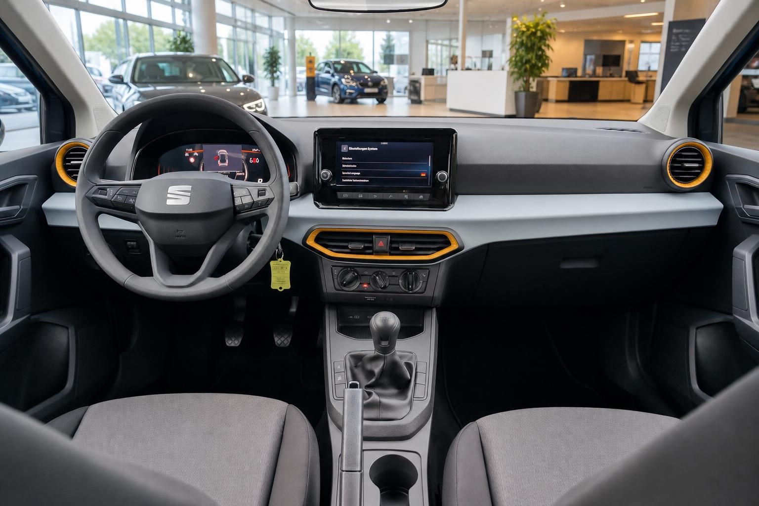 SEAT Arona Cockpit Ansicht Armaturenbrett und Lenkrad im Showroom