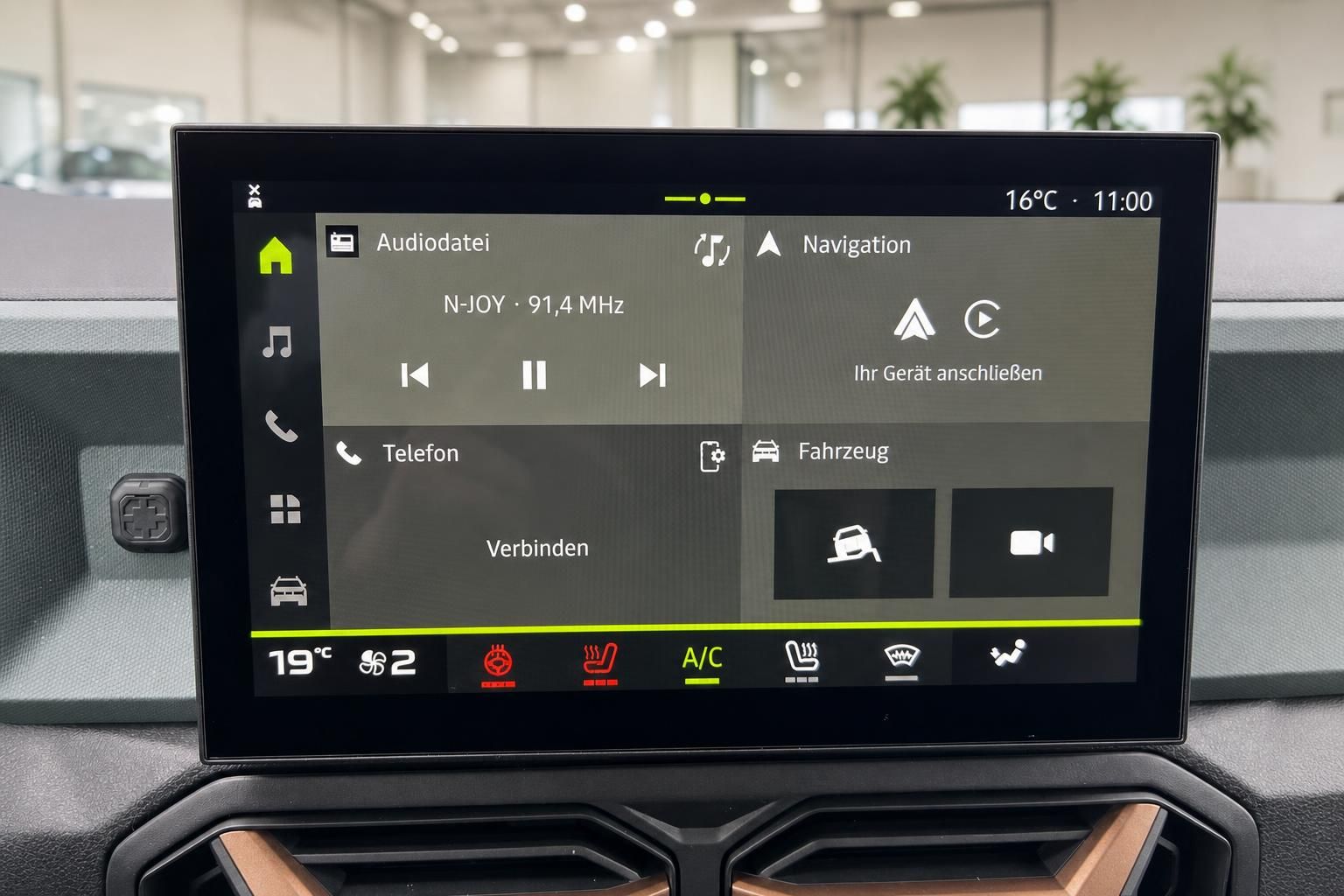 Touchscreen Infotainmentsystem im Dacia mit Navigation und Klimabedienung