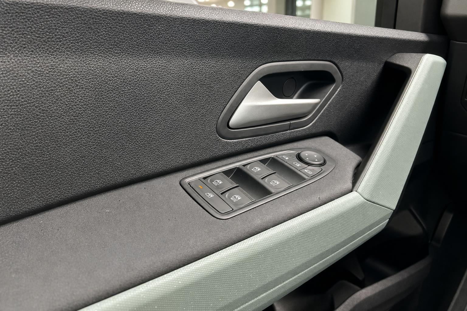 Türverkleidung mit Fensterheber-Bedienelementen im Dacia Innenraum